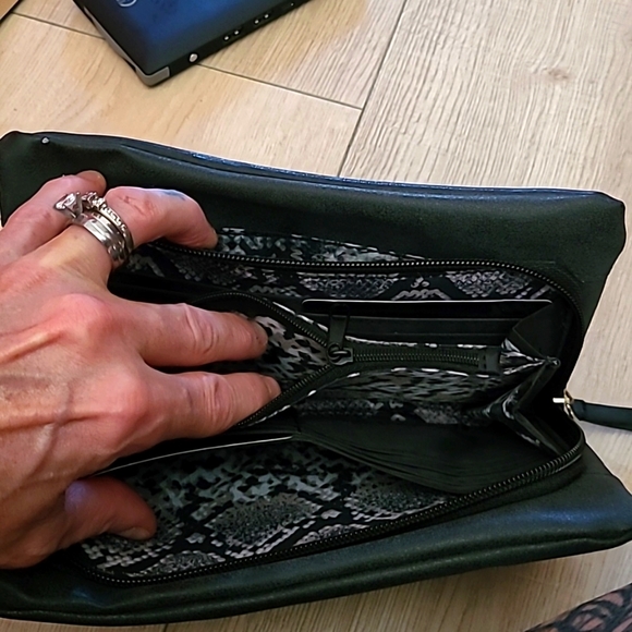 NWT 'NICOLE MILLER' New York Wallet Purse with handstrap - Picture 4 of 12